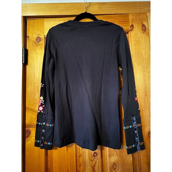 Sundance Black Floral Embroidered Thermal Waffle Knit Top Velvet Cuff M - Picture 9 of 9